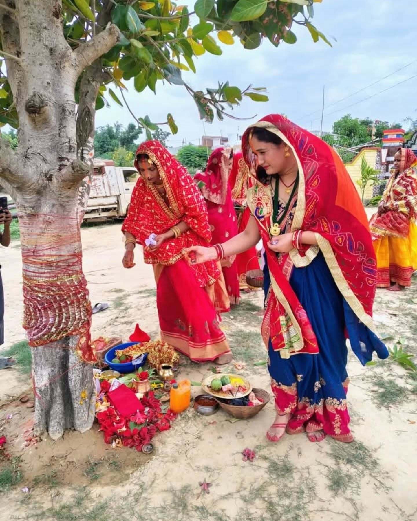 Motihari: महिलाओं ने अखंड सौभाग्य के लिए वट सावित्री का रखा उपवास