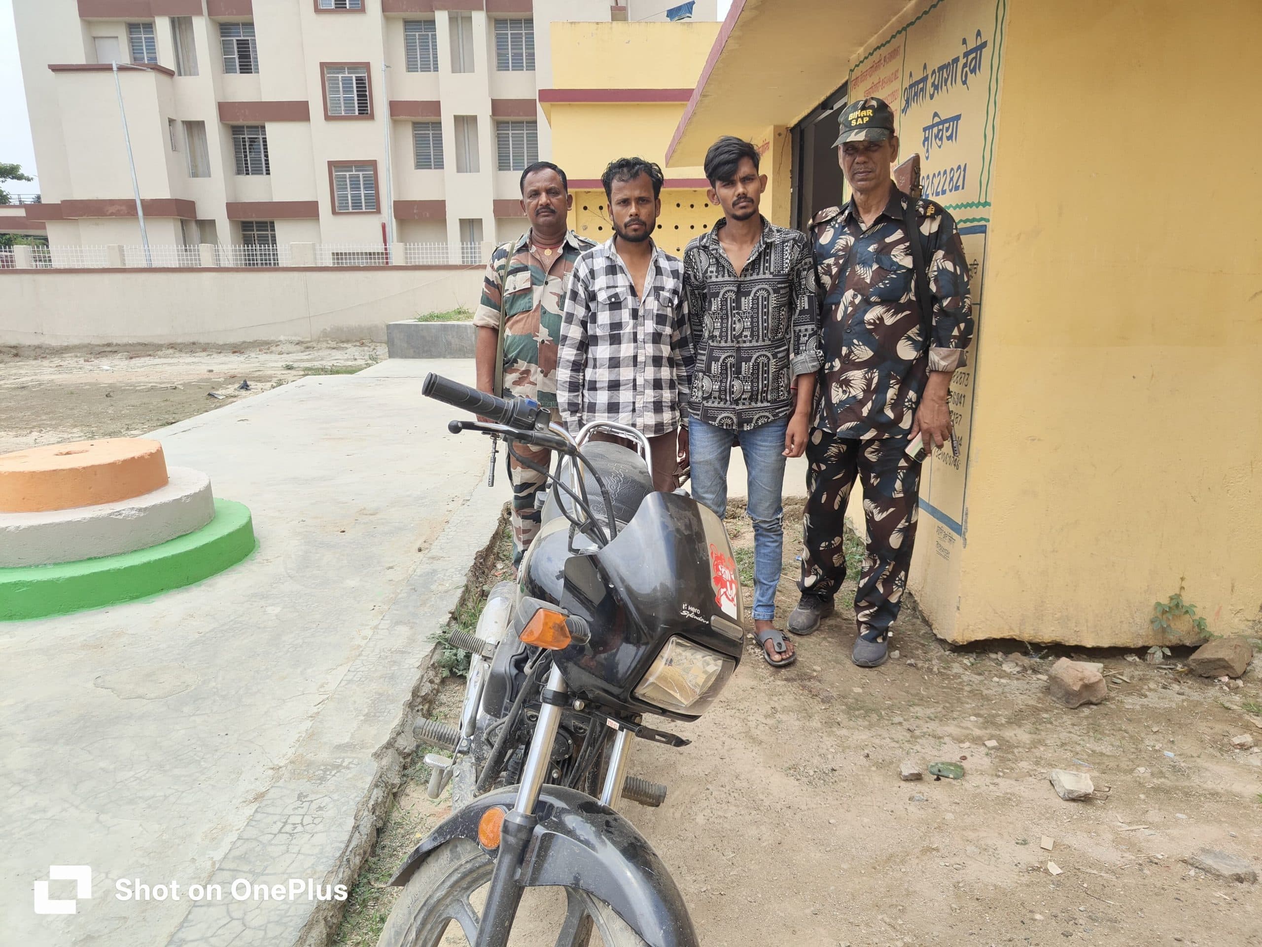 Motihri news: गड़हिया से चोरी की बाइक के साथ दो बदमाश गिरफ्तार