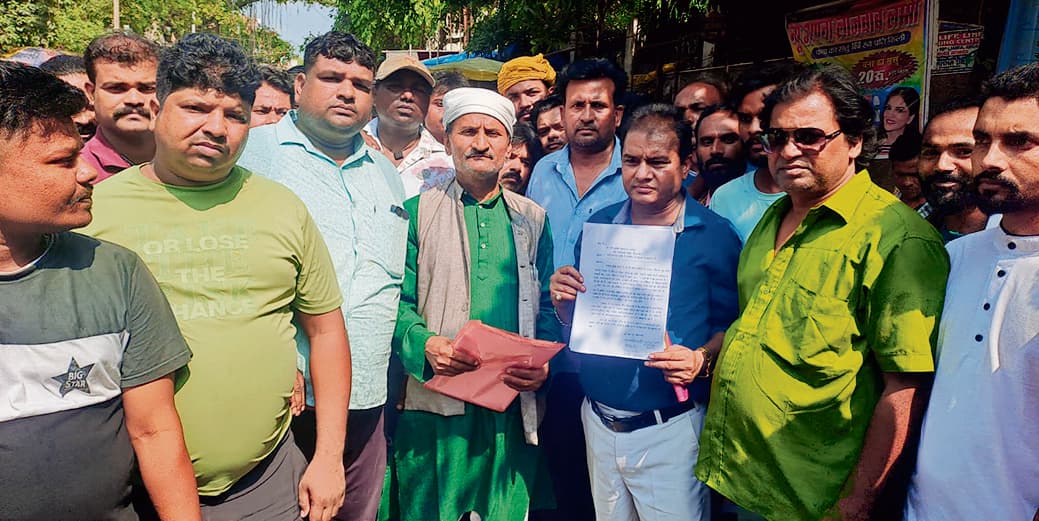 Gopalganj News : ऑर्केस्ट्रा संचालकों ने कलेक्ट्रेट में पहुंचकर एसपी से रखा अपना पक्ष, नरम पड़ी पुलिस, थाने को देना होगा ब्योरा