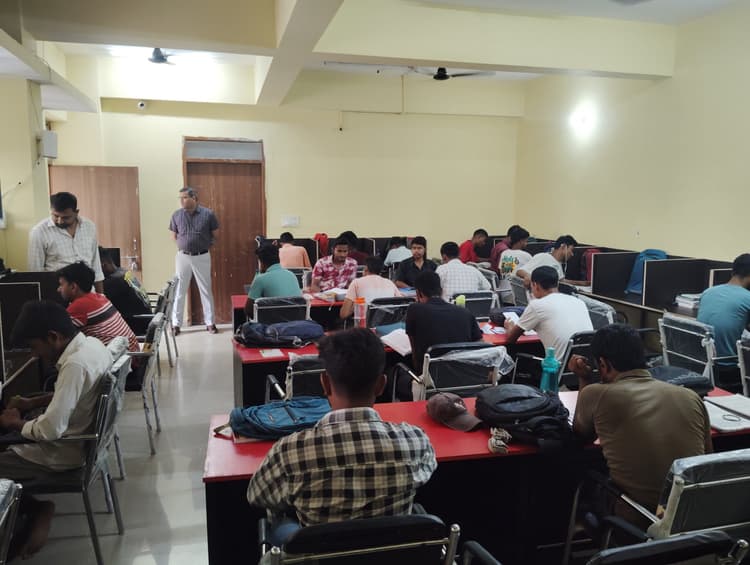 Motihari: जिला नियोजनालय की लाइब्रेरी में मिलेंगे प्रतियोगी परीक्षाओं की तैयारी के सभी साधन