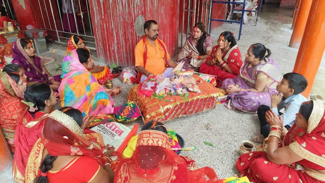 सुहागिनों ने पति की लंबी उम्र के लिए किया व्रत