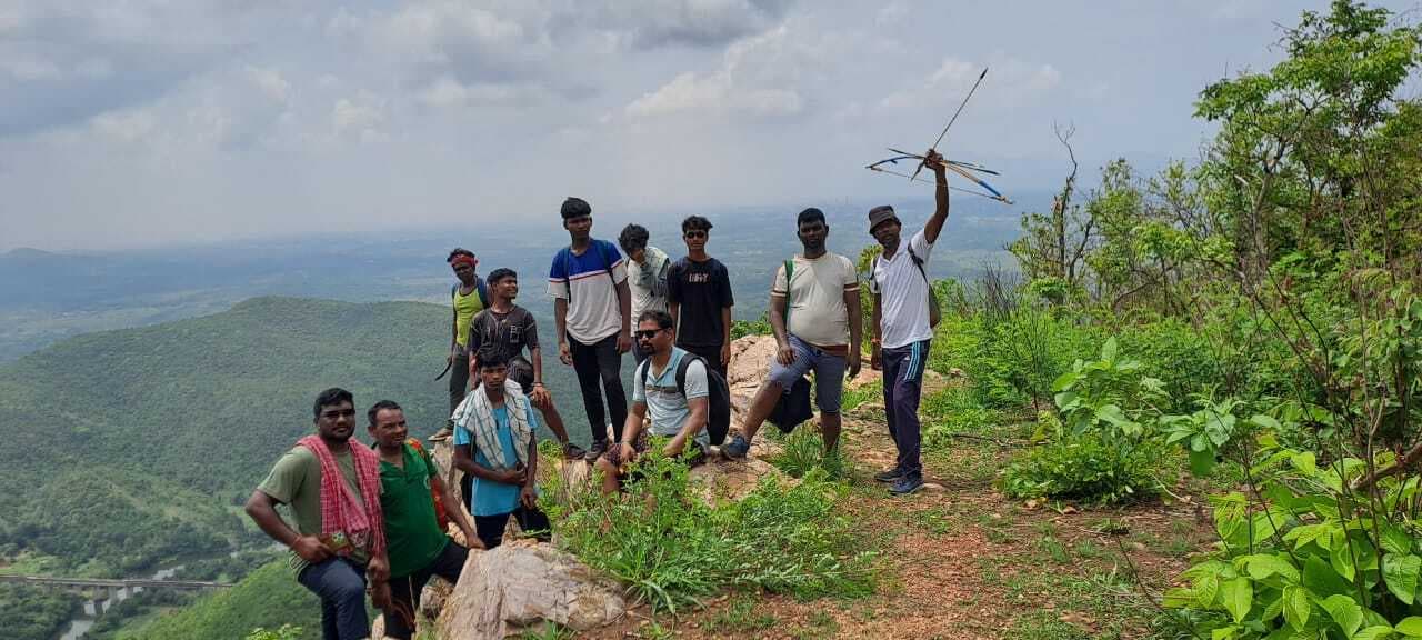 East Singhbhum News : वन देवी-देवता की पूजा कर जंगल  में शिकार करने पहुंचे ग्रामीण