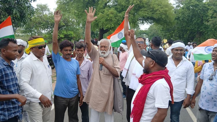 Dhanbad News : रैली में बोले वक्ता : सोलर प्लांट के बहाने 42 हजार एकड़ जमीन को प्राइवेट कंपनी को देने की योजना