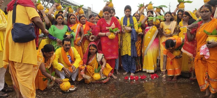 Dhanbad News : शनि जन्मोत्सव पर निकली कलश यात्रा