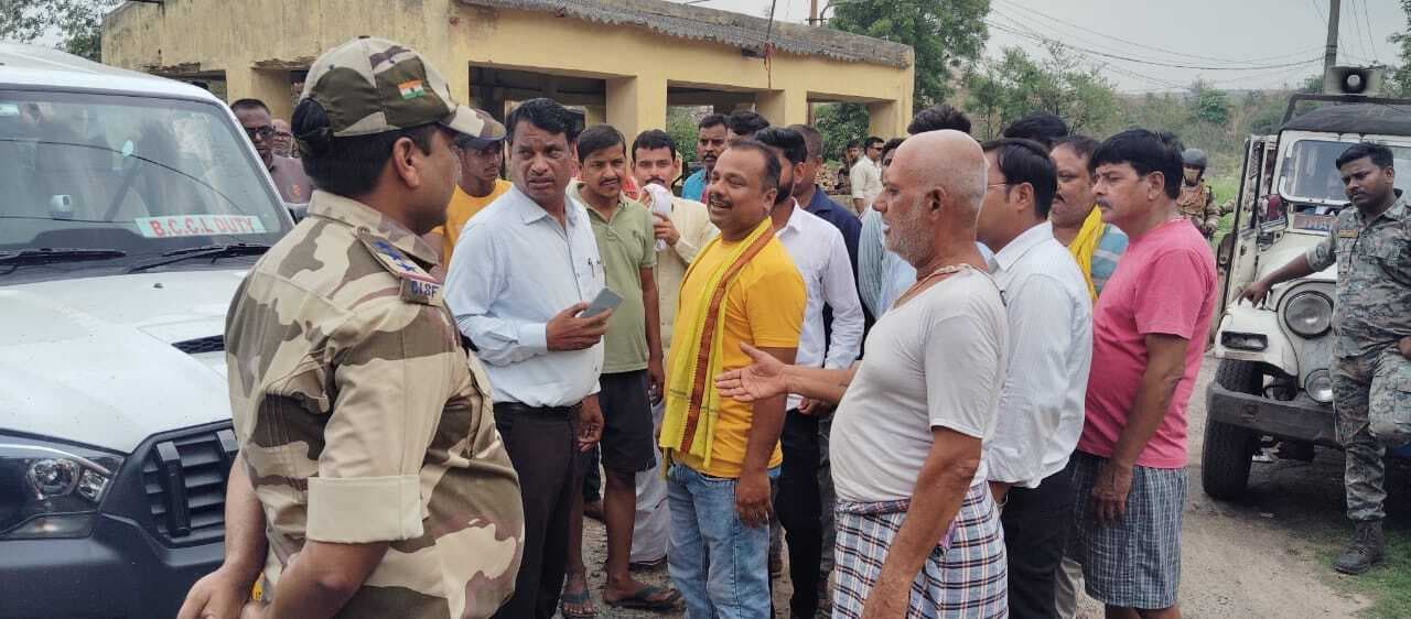 Dhanbad News : चांदमारी कॉलोनी को खाली कराने पहुंचे अधिकारियों का विरोध, बैरंग लौटे