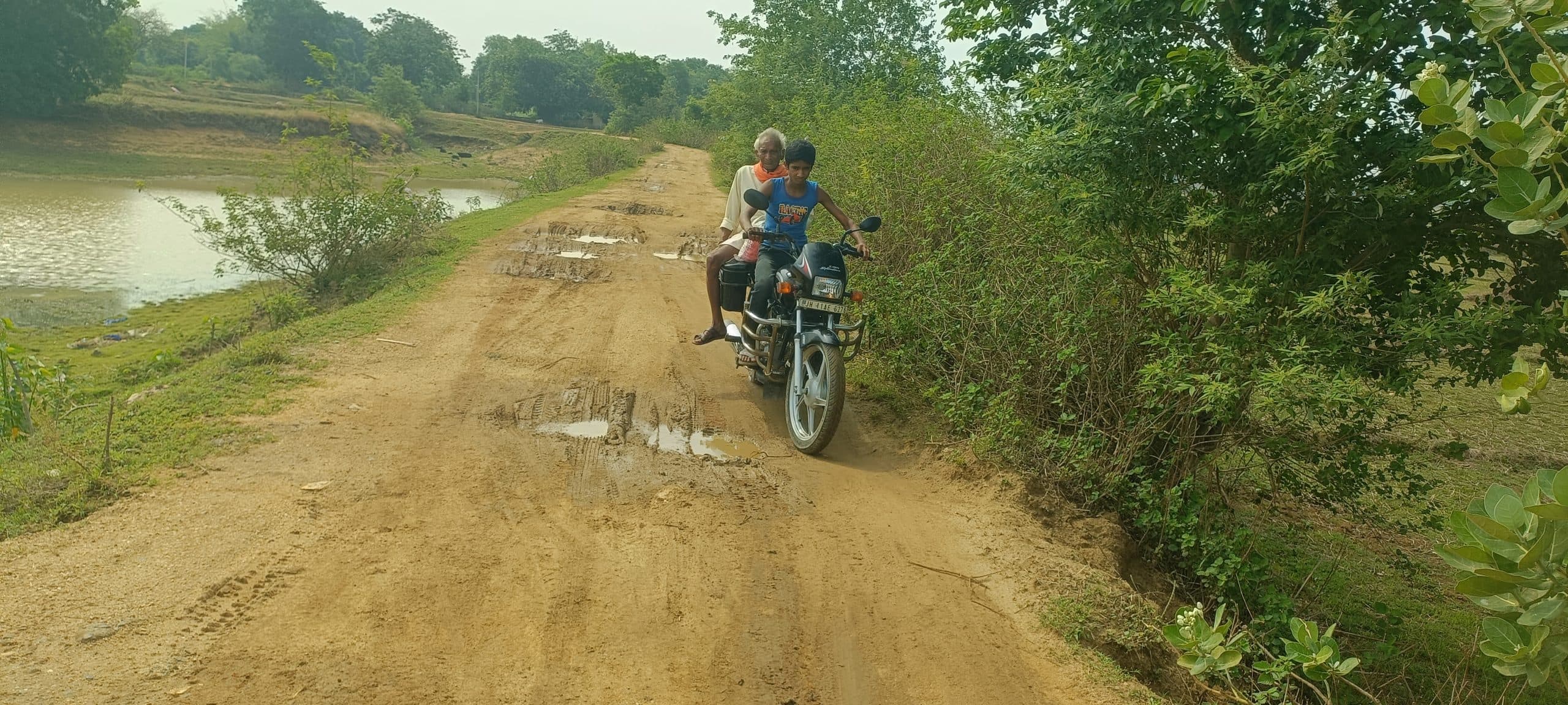 Giridih News: छह माह पूर्व सड़क निर्माण की रखी थी आधारशिला, काम शुरू नहीं