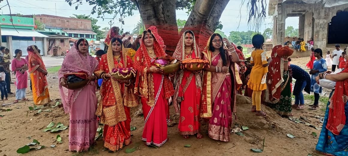 वट वृक्ष की पूजा कर सुहागिनों ने पति के चिरायु की कामना