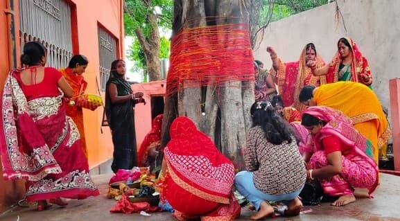 पथरगामा में सुहागिन महिलाओं ने की वट सावित्री की पूजा
