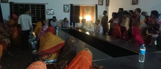 रात्रि चौपाल में डीडीसी ने जल्द आवास पूर्ण करने के दिये निर्देश