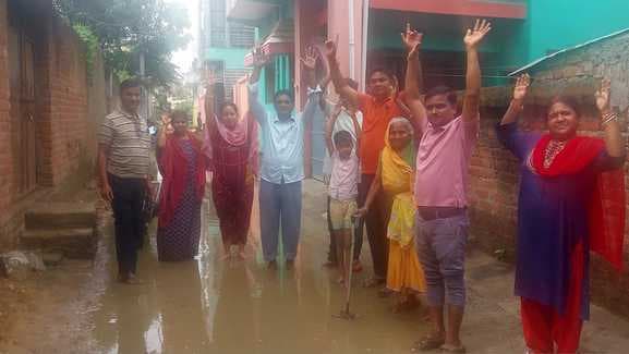 सड़क पर जल जमाव को लेकर किया विरोध-प्रदर्शन