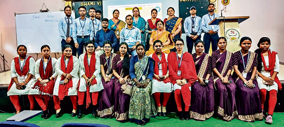 East Singbhum News : तनाव कम करने के लिए रोज करें योग