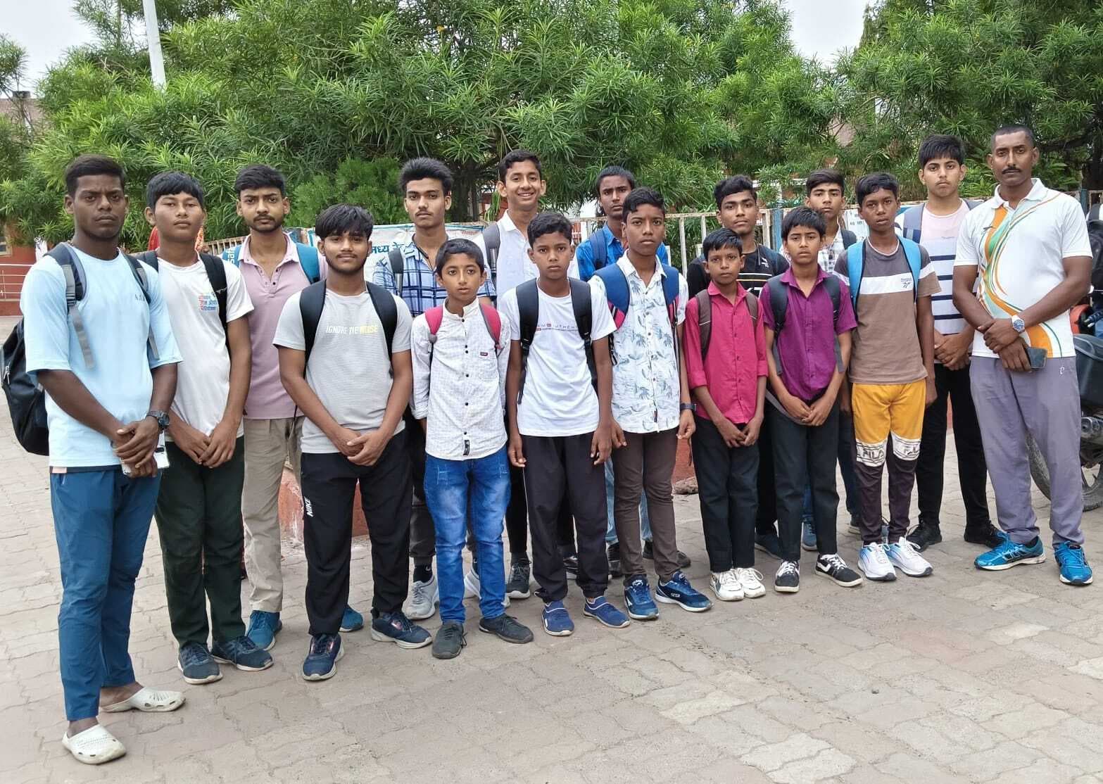 राज्य स्तरीय लगोरी टीम डुमरी रवाना