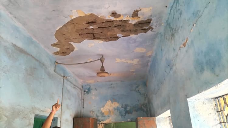 Dhanbad News : लोयाबाद कोलियरी अस्पताल की छत का प्लास्ट गिरा, बाल-बाल बचे मरीज व कर्मी