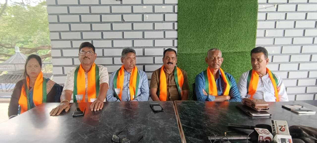 Chaibasa News : आदिवासियों की भावनाओं से खेल रही कांग्रेस व झामुमो