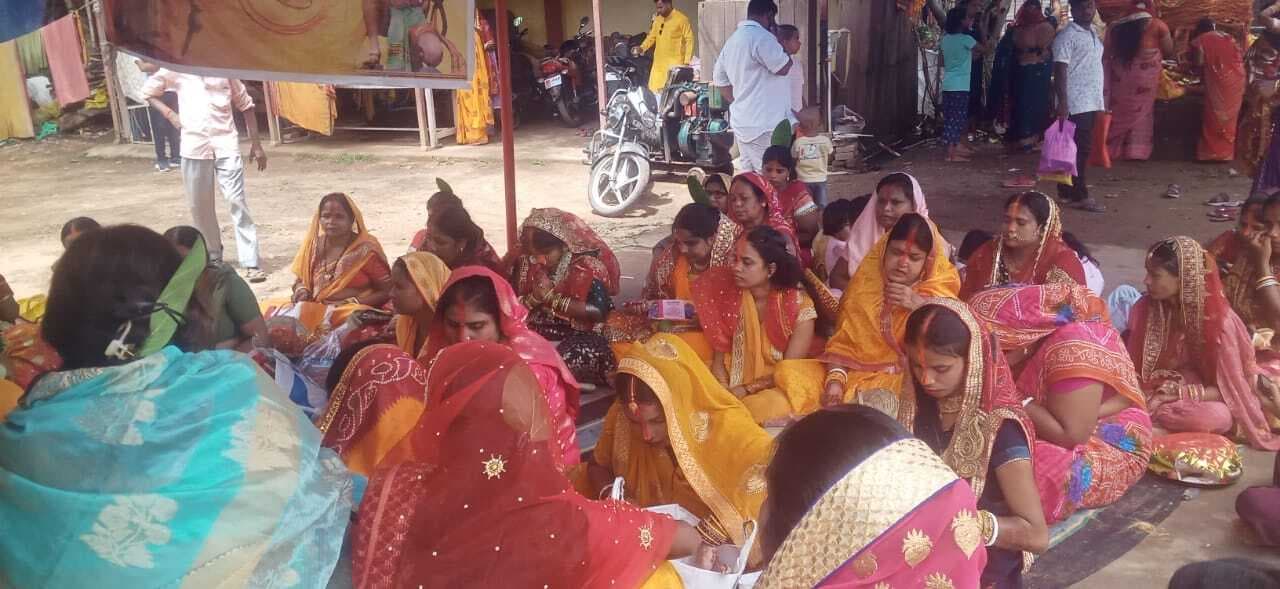 Seraikela Kharsawan News : वट सावित्री की पूजा कर मांगा अखंड सौभाग्य का वरदान