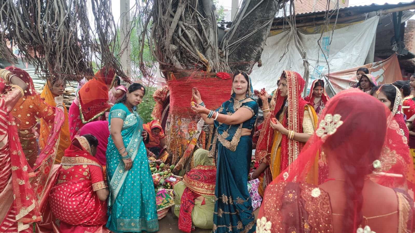 सुहागिनों ने वट वृक्ष की परिक्रमा मांगा अखंड सौभाग्य