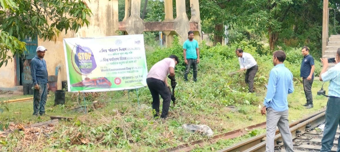 रेल कर्मियों ने चलाया स्वच्छता अभियान