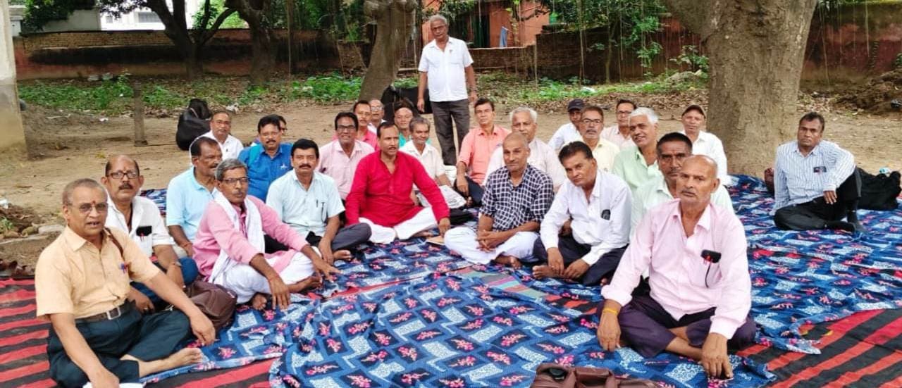 उत्तरपुस्तिका मूल्यांकन कार्य से जुड़े शिक्षकाें का धरना जारी