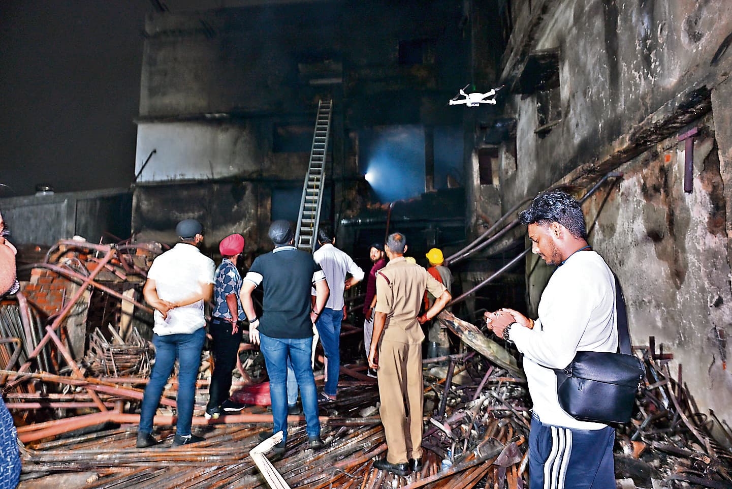 Ranchi News : 35 घंटे बाद भी पूरी तरह नहीं बुझ पायी फर्नीचर दुकान में लगी आग