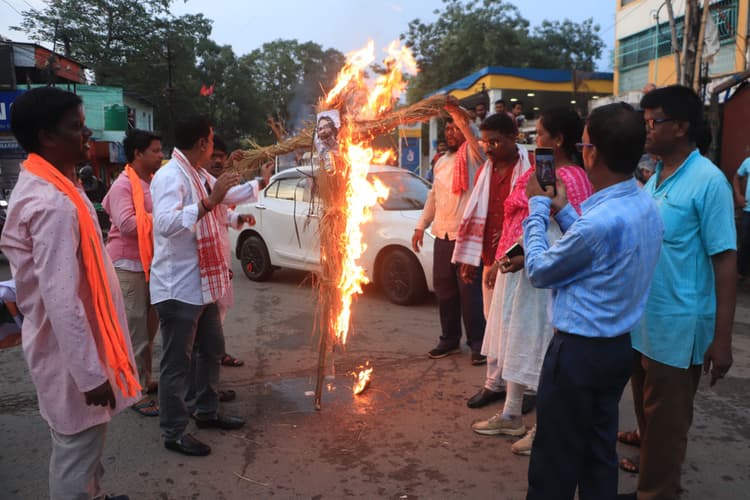 Jamshedpur News : परसुडीह : भाजपा एसटी मोर्चा ने सीएम हेमंत सोरेन का फूंका पुतला