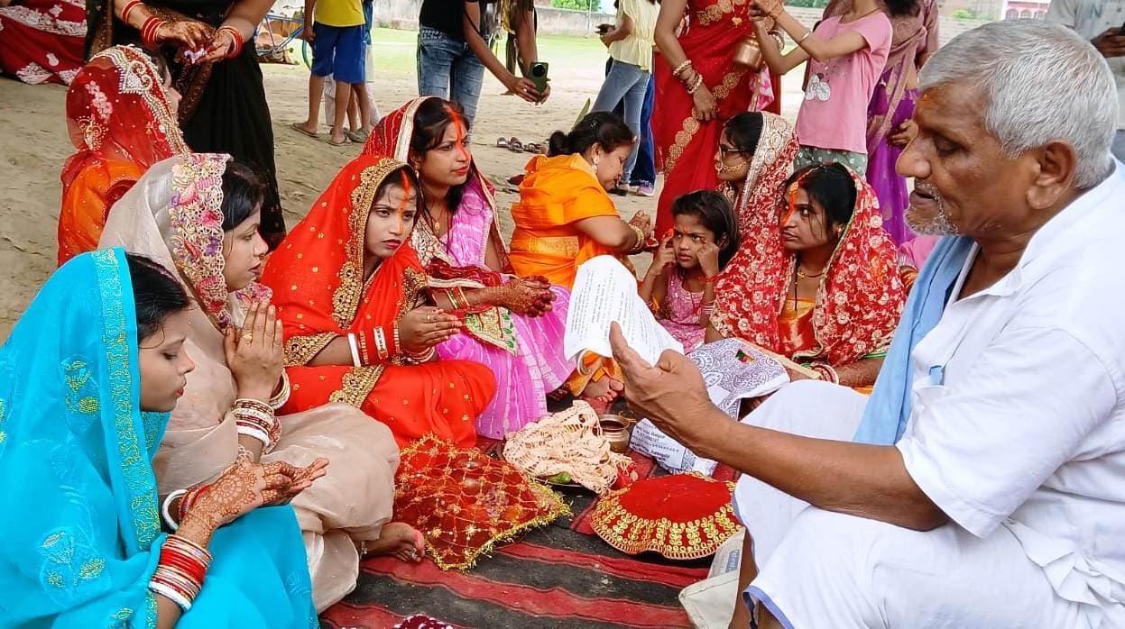 Bhagalpur news अखंड सुहाग की कामना को लेकर महिलाओं ने की वट वृक्ष की पूजा