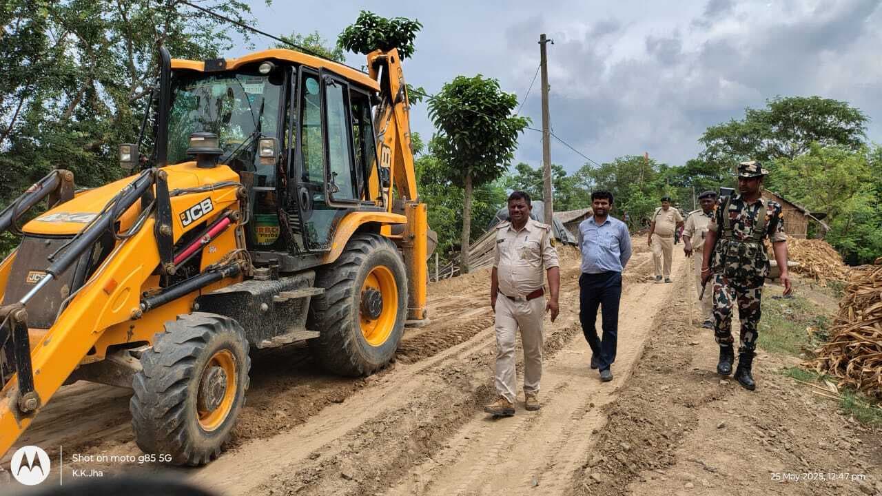 Bhagalpur news तटबंध पर रह रहे अतिक्रमणकारियों पर चला प्रशासन का डंडा, कराया खाली