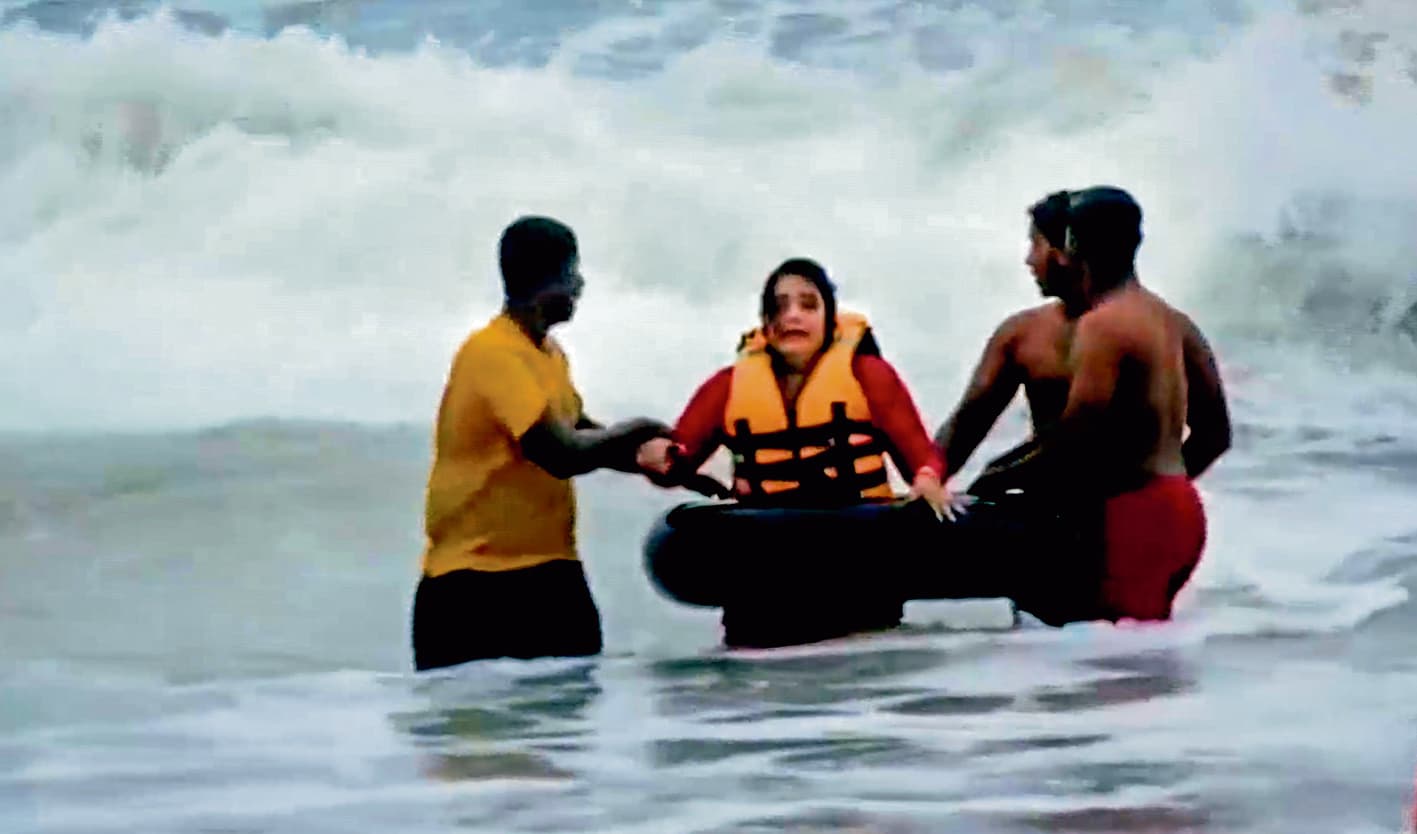 पुरी : समुद्र में बाल-बाल बचे सीएबी अध्यक्ष स्नेहाशीष और उनकी पत्नी