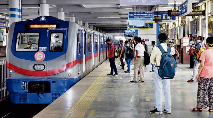 अब ट्रेन आने से पहले पीली लाइन पार की, तो लगेगा 250 रुपये जुर्माना