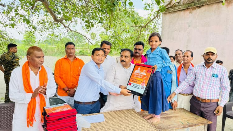 Motihari: वर्ग एक से पांच तक के बच्चों के बीच स्कूल बैग का हुआ वितरण