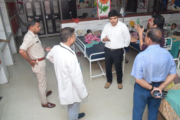 कोविड को देखते हुए डीसी-एसपी ने किया सदर अस्पताल का औचक निरीक्षण