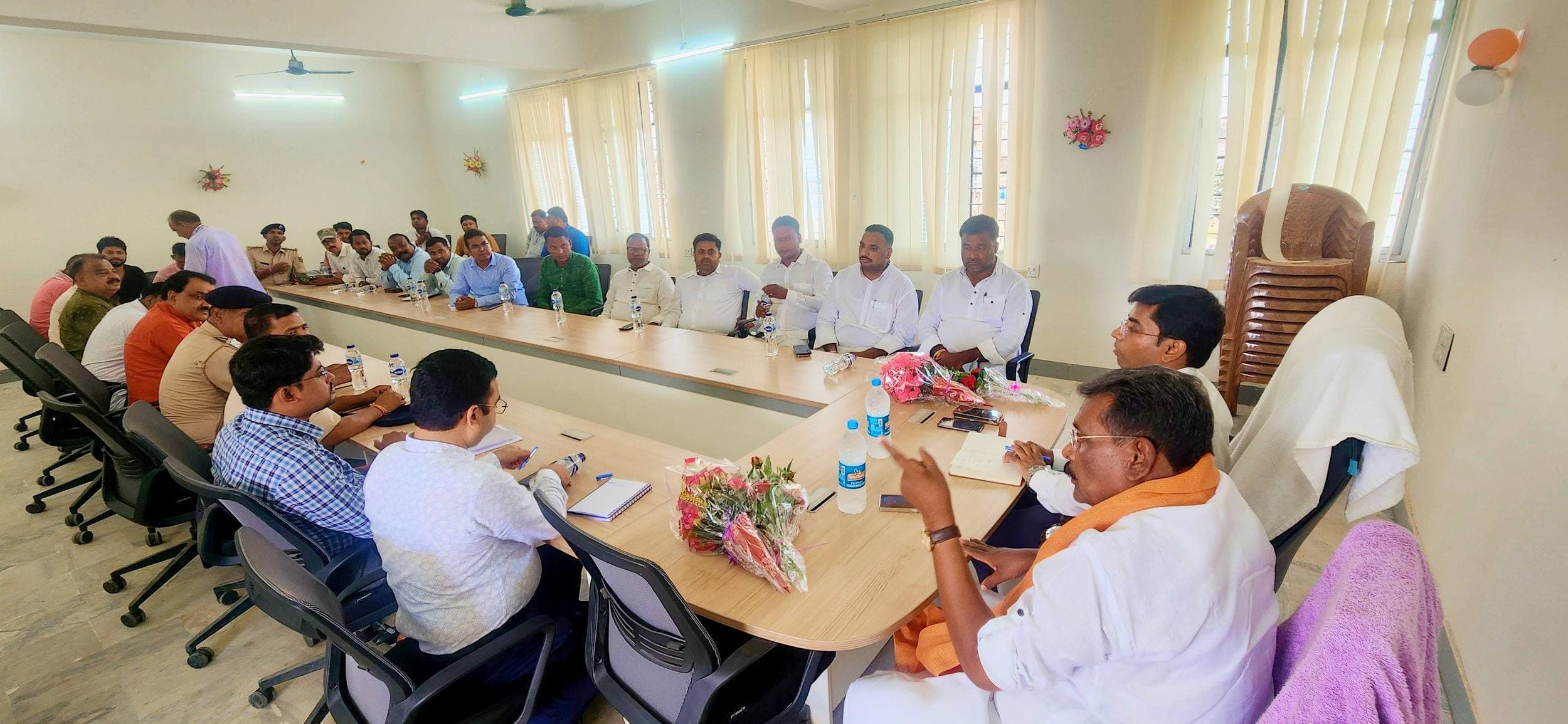 Motihari : शहर की समस्याओं को लेकर अनुमंडल कार्यालय में हुई चर्चा