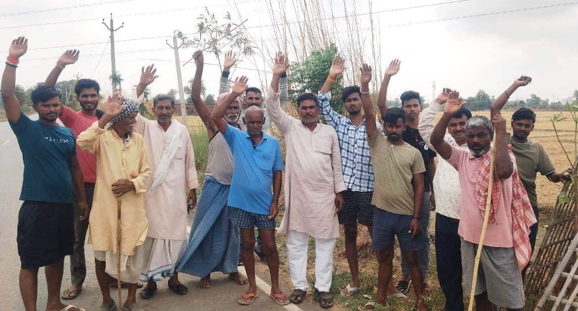 करेंट की चपेट में आने से भैंस मरी, ग्रामीणों ने किया प्रदर्शन