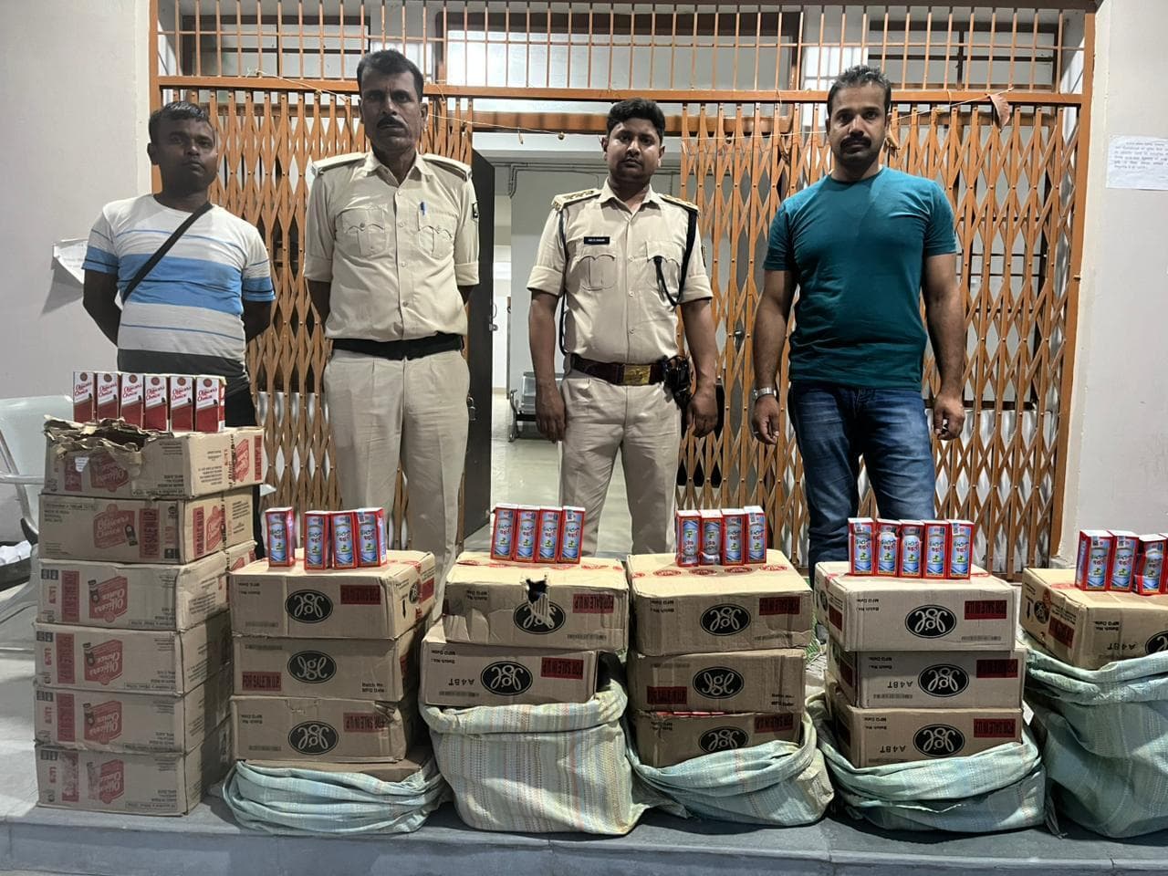 जादोपुर दियारे में उत्पाद विभाग की छापेमारी में 230 लीटर शराब बरामद, तस्कर फरार