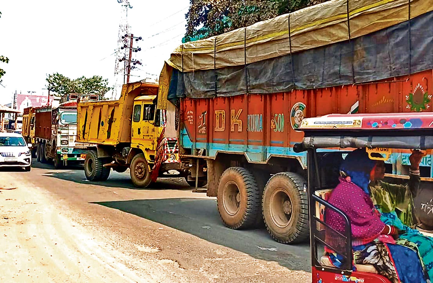 Hajipur News : घटारो गांव के पास बीच सड़क पर ट्रक खराब, तीन घंटे तक जाम में फंसे रहे राहगीर