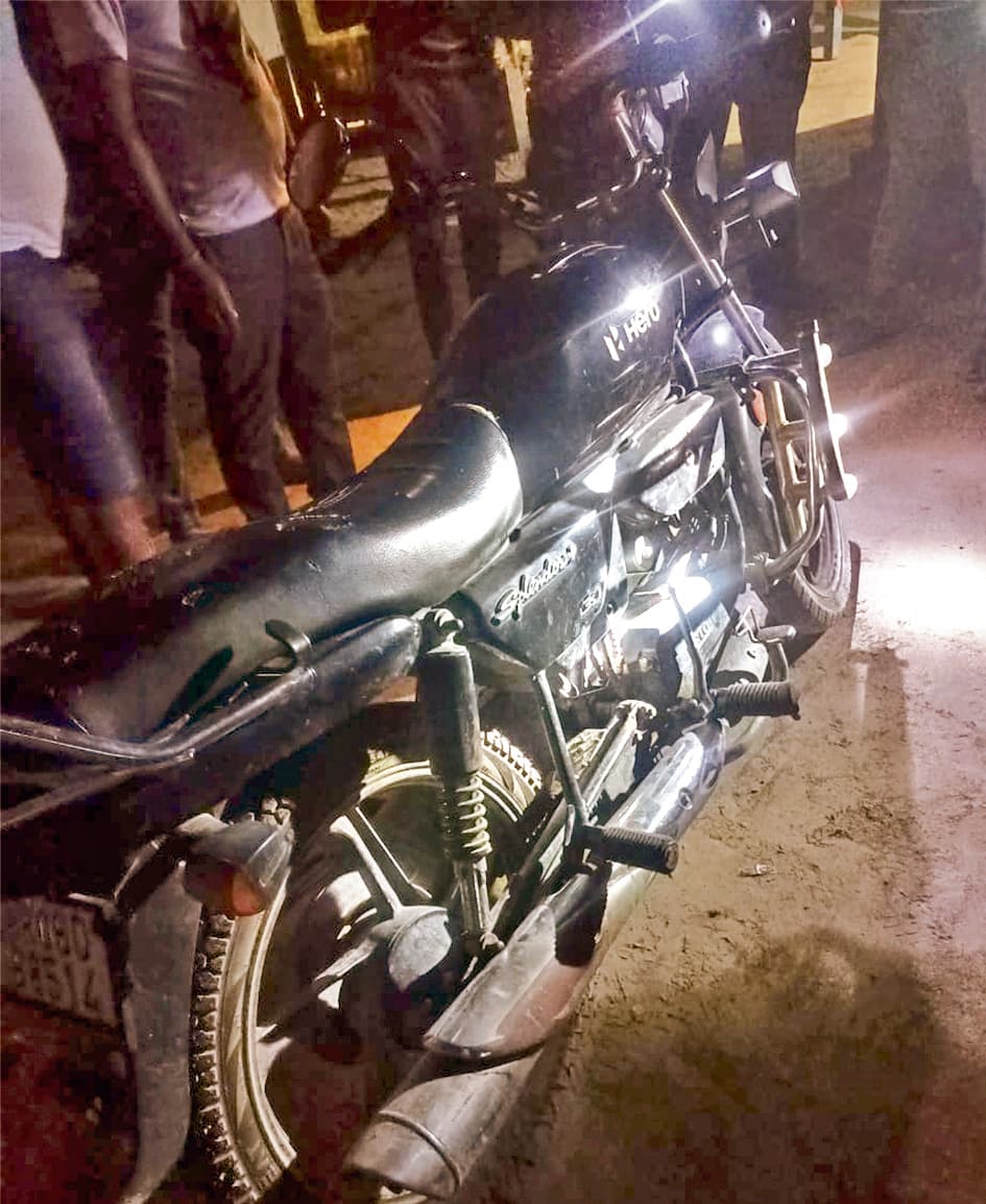 Hajipur News : हथियार के बल पर बिजली मिस्त्री से बाइक, मोबाइल व पर्स लूटे, फायरिंग कर भागे बदमाश