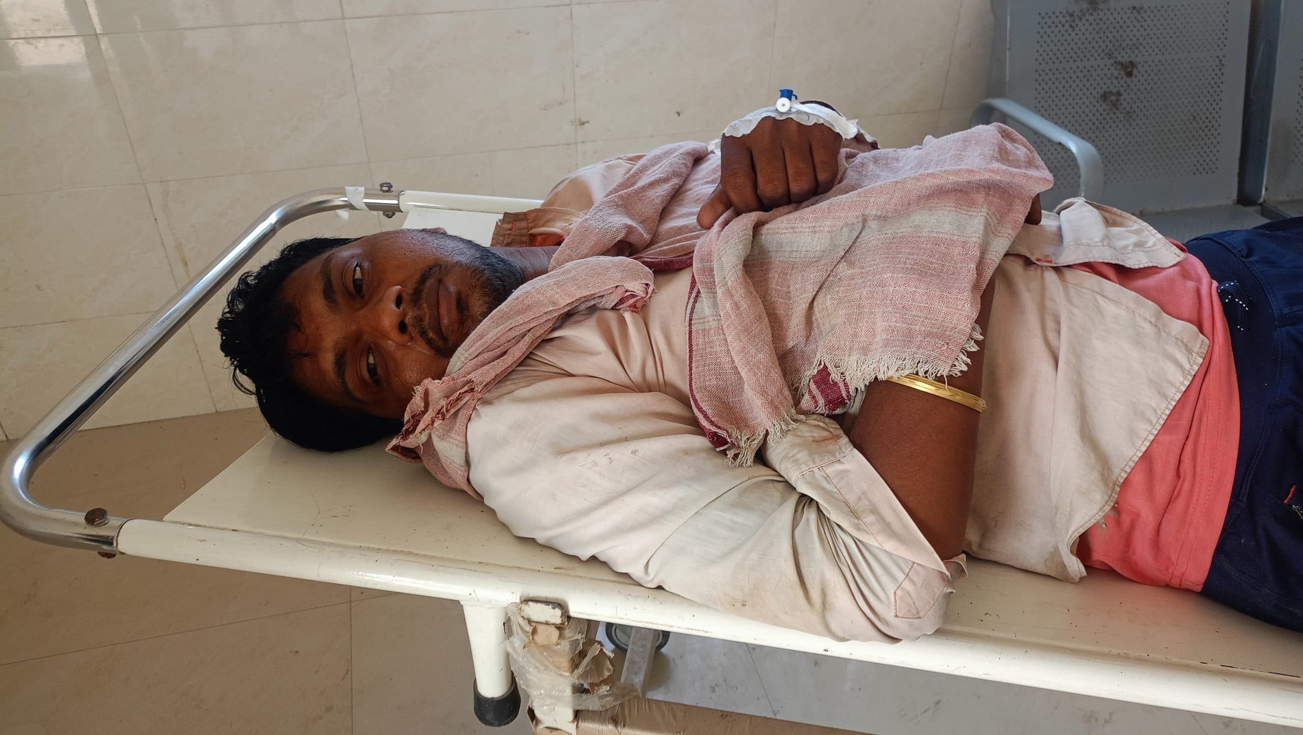 ट्रैक्टर के धक्के से बाइक सवार युवक घायल