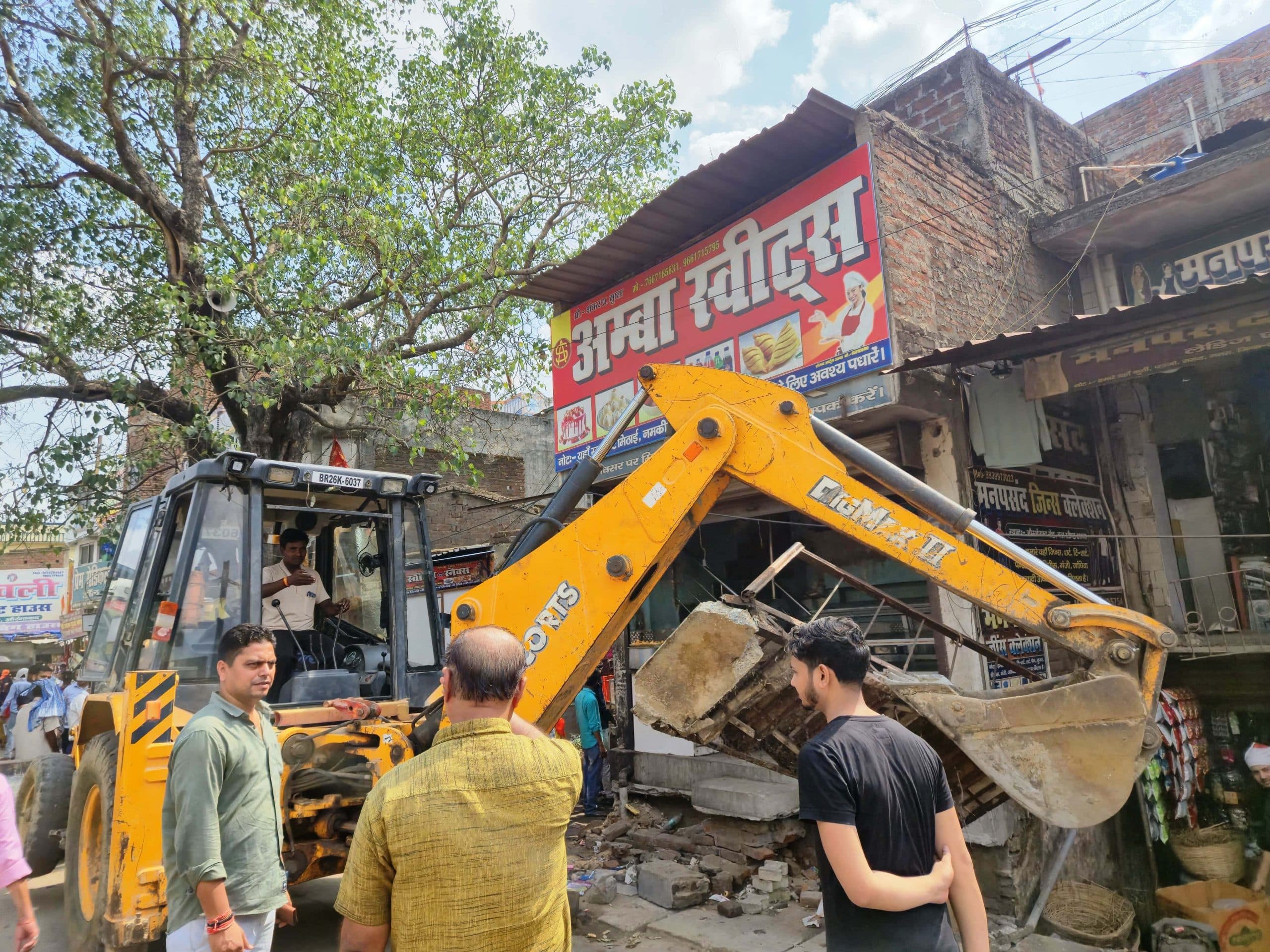 अंबा में फिर  चला अतिक्रमण अभियान, एक माह में दूसरी बार हुई कार्रवाई