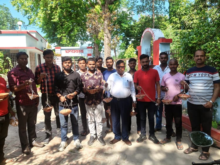 अभाविप ने चलाया सकोरा अभियान, पक्षियों के लिए की अन्न-जल की व्यवस्था