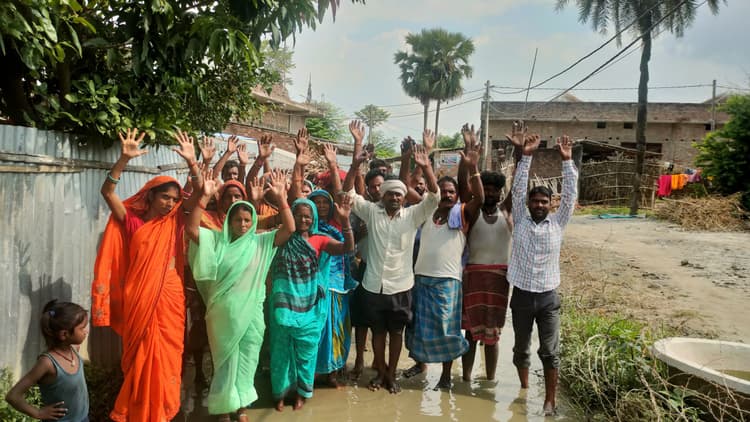 महारस की मुख्य सड़क पर ढाई फीट पानी जमा, दे रहा है बदबू