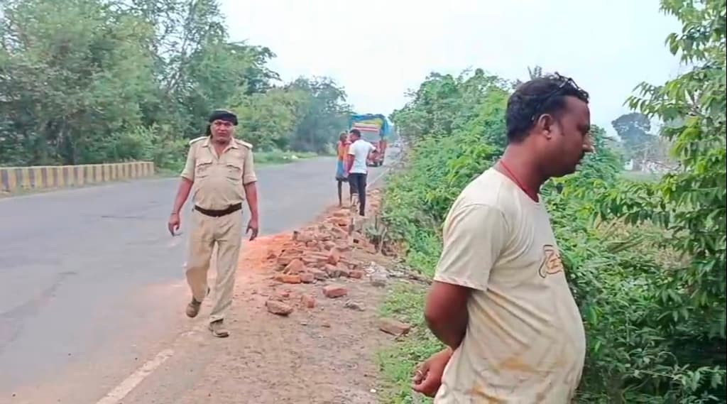 हाइवा की ठोकर से पिकअप के खलासी की मौत, चालक गंभीर रूप से जख्मी