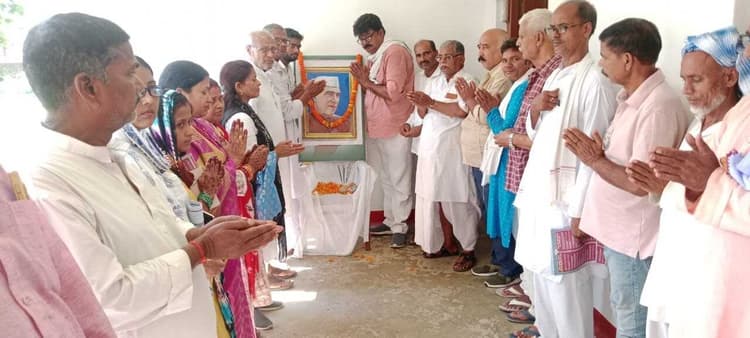 पंडित जवाहर लाल नेहरू की 61वीं पुण्यतिथि पर जिला कांग्रेस ने दी श्रद्धांजलि