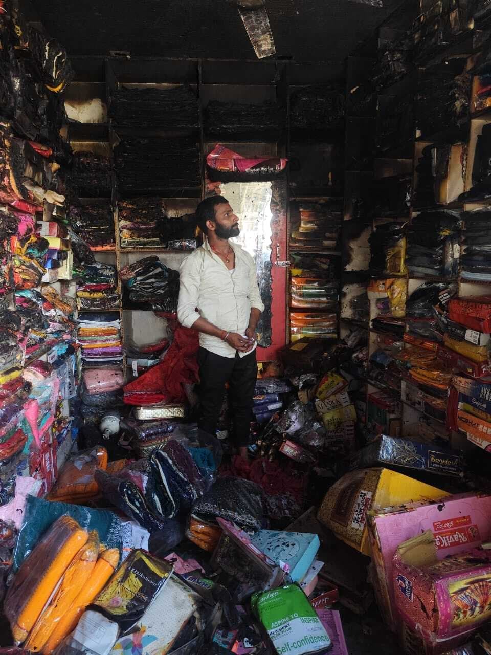 देवरी गांव में कपड़ा दुकान में  आग लगने से आठ लाख की क्षति