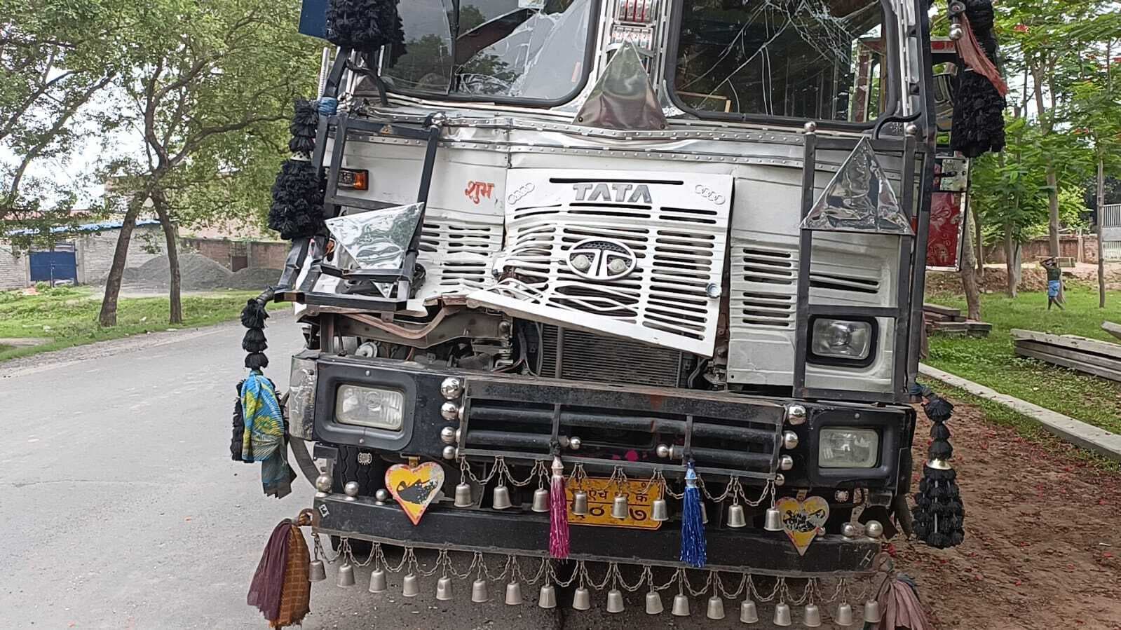 तेज रफ्तार हाइवा ने ट्रक में मारी ठोकर, बाल-बाल बचे चालक व खलासी