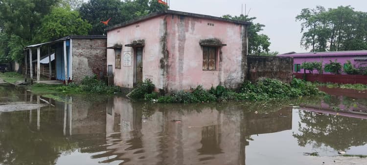 रामप्रवेश सिंह टोला आंगनबाड़ी केंद्र परिसर में जलजमाव से बच्चे केंद्र नहीं पहुंचे