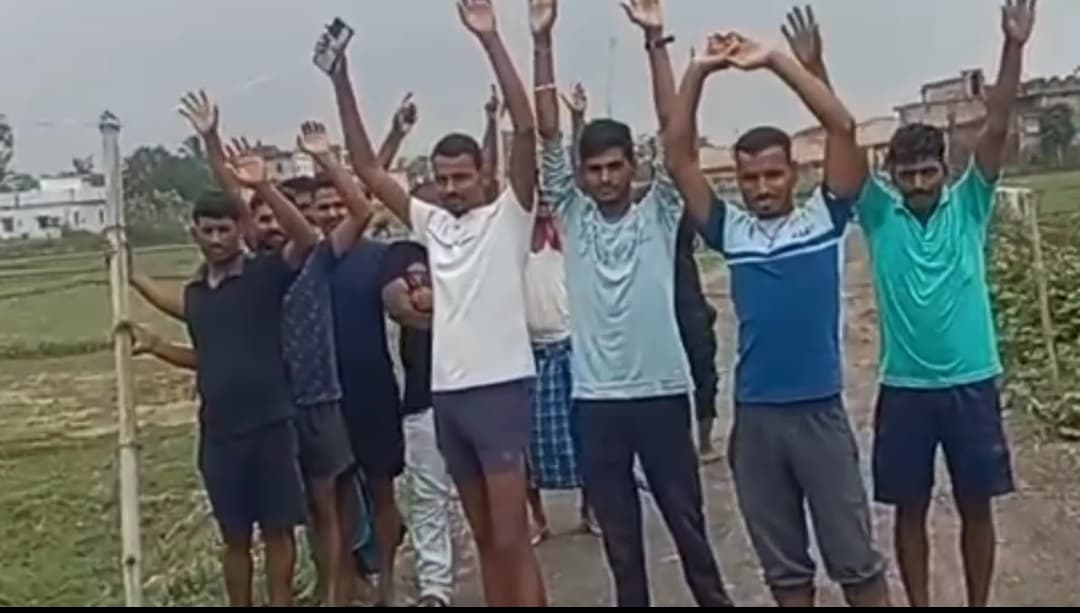 बिजली पोल का अभाव, बांस के सहारे उपभोक्ता जला रहे बिजली