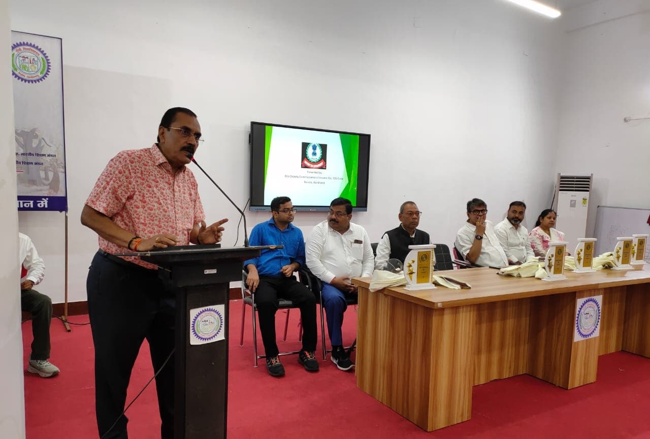 Ranchi news : देश की उन्नति और बेहतर जन सुविधाओं के लिए सजग और सचेत होकर टैक्स भरना जरूरी : सहजानंद