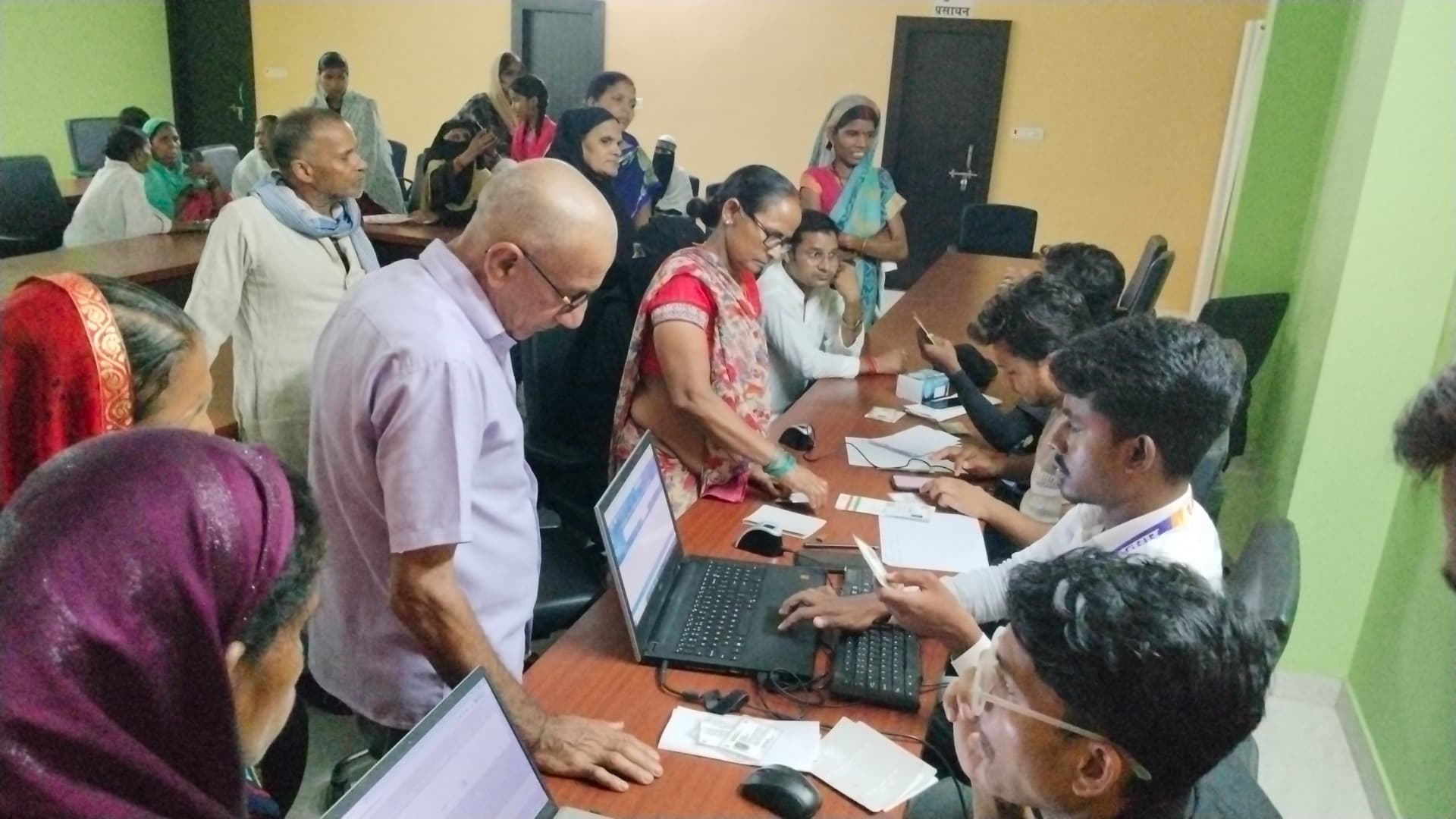 विशेष शिविर में बनाया जा रहा आयुष्मान कार्ड, दिख रही भीड़