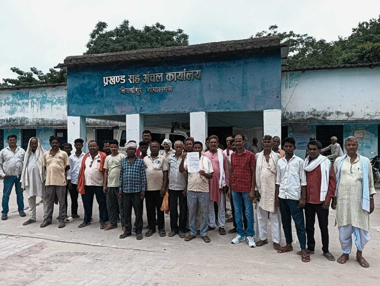 पटखौली में सरकारी भूमि पर अतिक्रमण के खिलाफ ग्रामीणों का अंचल पर प्रदर्शन, सीओ को आवेदन देकर की जांच की मांग