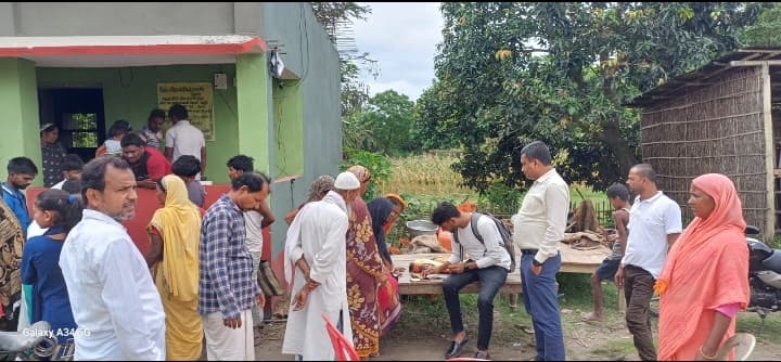 आयुष्मान कार्ड बनाने को शिविर में उमड़ रही भीड़