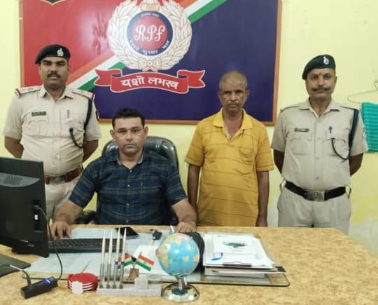 तेज रफ्तार ट्रक ने 31 नंबर बंगाली बाजार रेलवे फाटक तोड़ा, चालक गिरफ्तार.